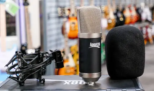 Apex - Compact Studio Condenser Mic with Case - Black 2